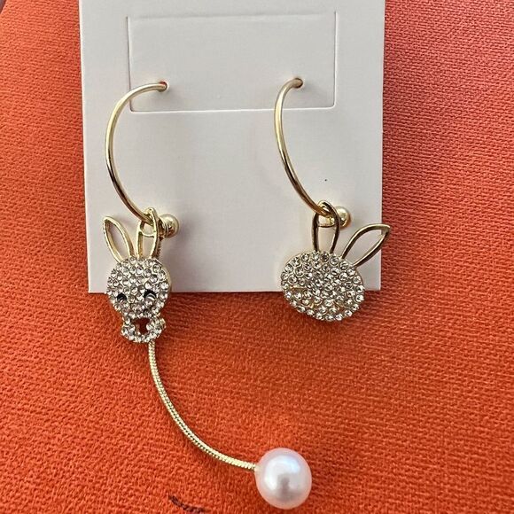 🐰 🎊🎊HP🎉🎉 Betsey Johnson mismatched dangle bunny earrings 🐰 - Picture 4 of 6